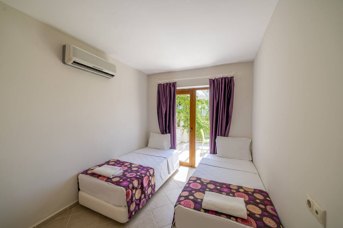 Club Quadruple Room, 2 Bedrooms | Minibar, in-room safe, soundproofing, bed sheets