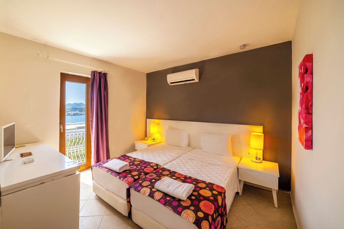 Minibar, in-room safe, soundproofing, bed sheets