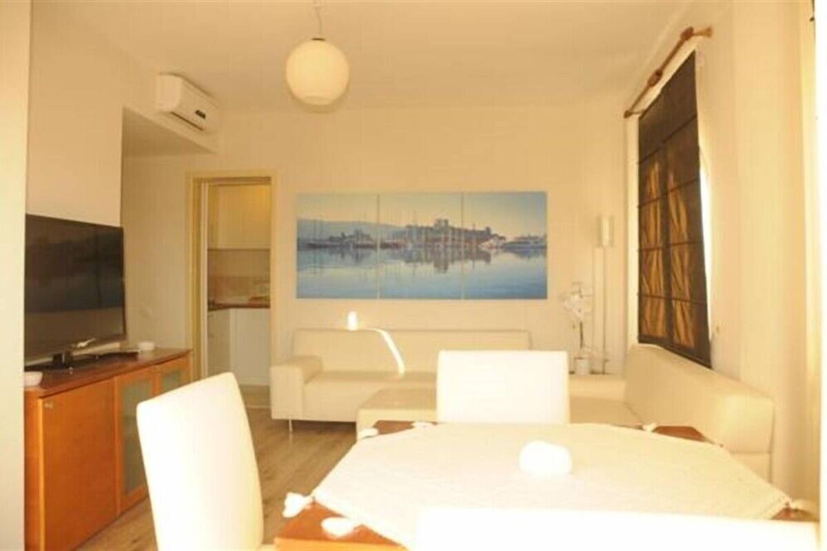 Deluxe Suite, Sea View | Living area | Plasma TV, table tennis, books, pay movies