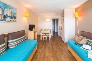 Flat-screen TV, table tennis