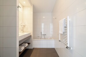 Appartamento familiare | Bagno | Doccia, vasca da bagno a immersione totale, set di cortesia gratuito