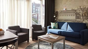 Appartement, 2 slaapkamers | Woonruimte | Een 40-inch flatscreentelevisie met kabelzenders en televisie