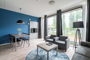 Appartamento, 2 camere da letto | Area soggiorno | TV a schermo piatto 40 pollici con canali via cavo, TV