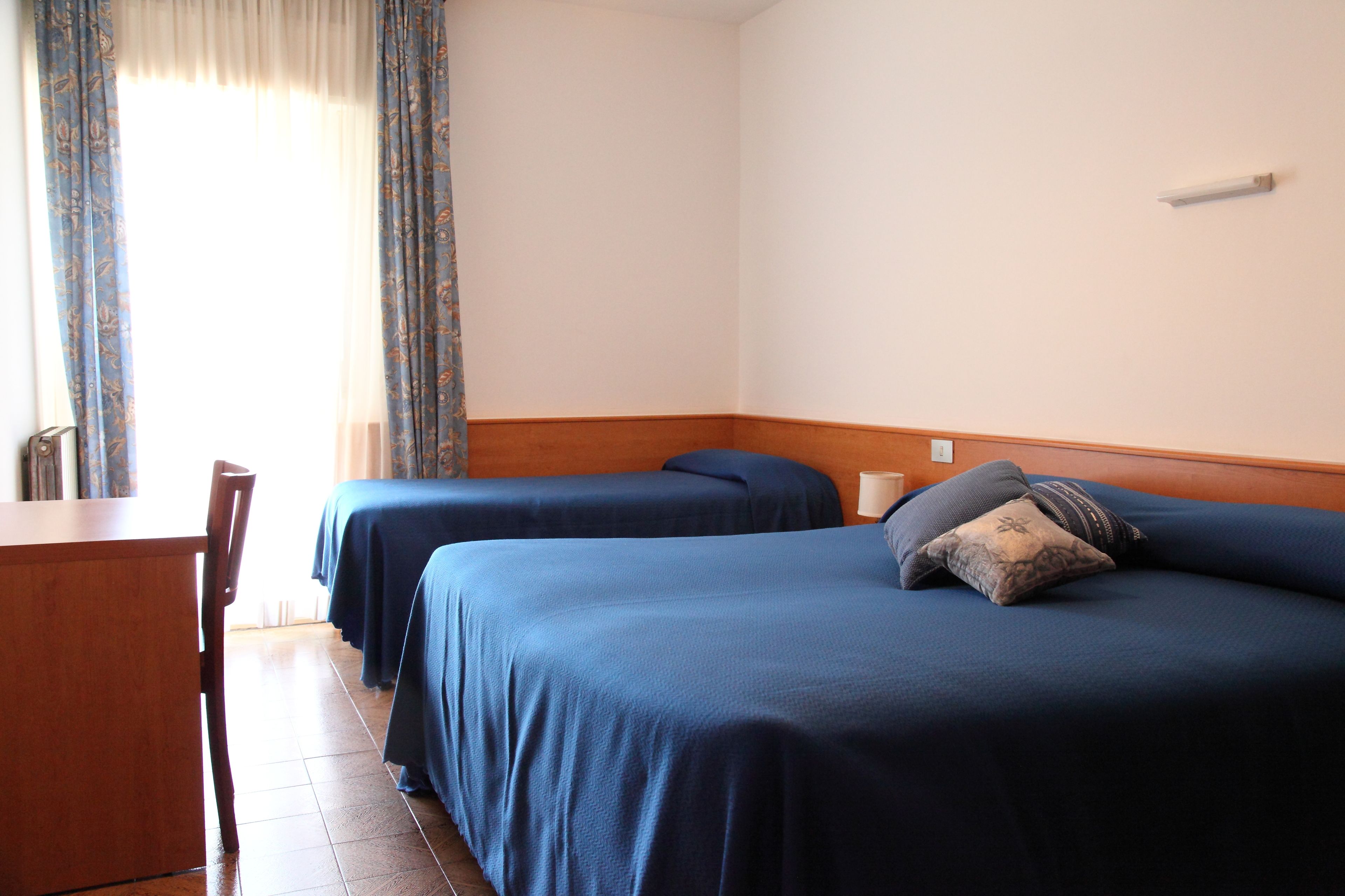 Dreibettzimmer, Bergblick | Zimmersafe, Schreibtisch, Zustellbetten, kostenloses WLAN