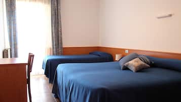 Dreibettzimmer, Bergblick | Zimmersafe, Schreibtisch, Zustellbetten, kostenloses WLAN