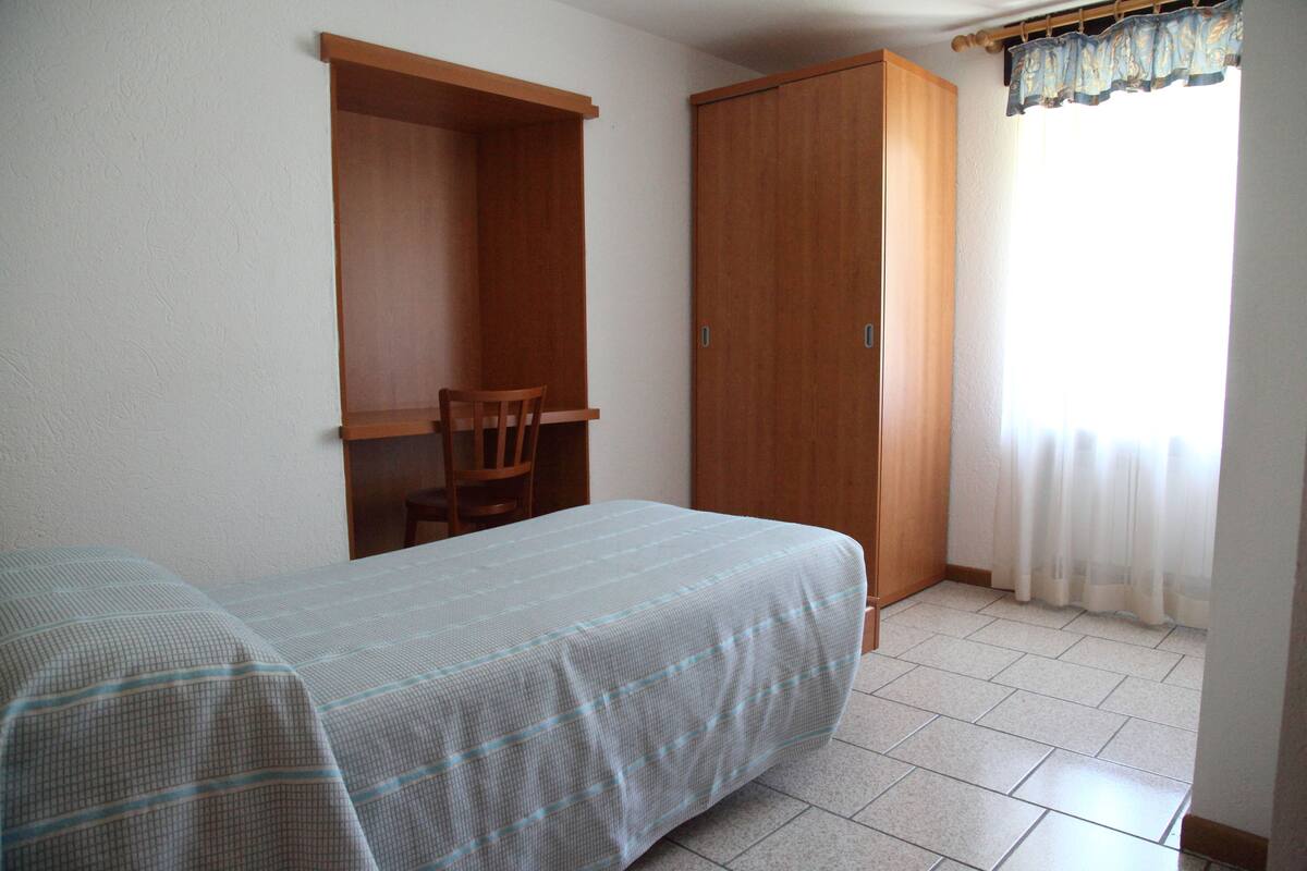 Single Room | Peti besi dalam bilik, meja, katil lipat simpan/tambahan, Wi-fi percuma