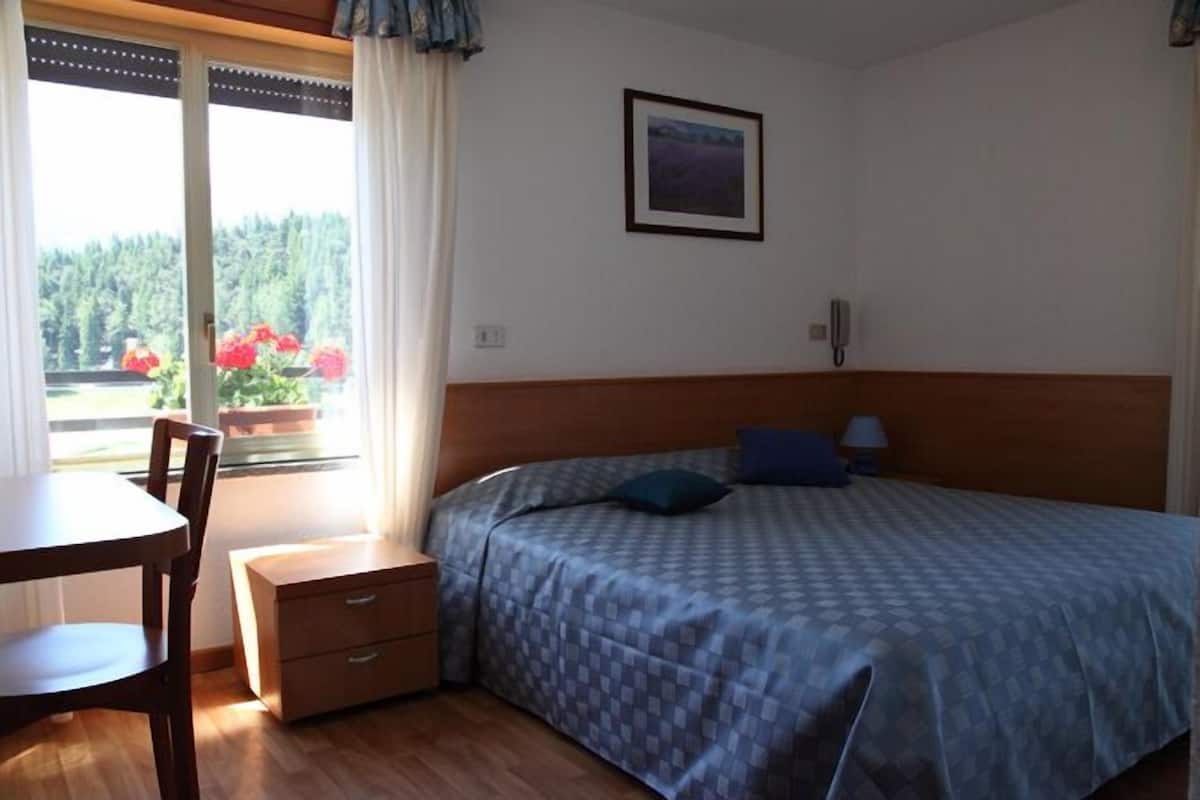 Double Room | Peti besi dalam bilik, meja, katil lipat simpan/tambahan, Wi-fi percuma