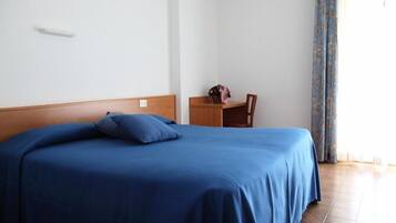 Camera doppia, terrazzo, vista montagna | Una cassaforte in camera, una scrivania, letti aggiuntivi (a pagamento)