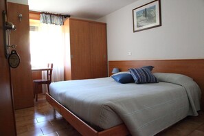 In-room safe, desk, rollaway beds, free WiFi - Hôtel Bellavista (Saint-Nicolas)