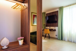 Exclusive Studio Suite, 1 King Bed with Sofa bed, City View, Tower | Egyptian cotton sheets, premium bedding, down comforters