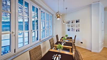 Sarapan prasmanan setiap hari (EUR 12.50 per orang)