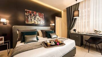 Quarto de hotel moderno com uma cama grande, uma escrivaninha e uma área de refeições.