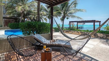 Junior Suite Beach Front | Premium bedding, down comforters, in-room safe, desk