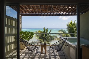 Master Suite Beachfront with Plunge Pool | Roupas de cama premium, edredons de pluma, cofres nos quartos