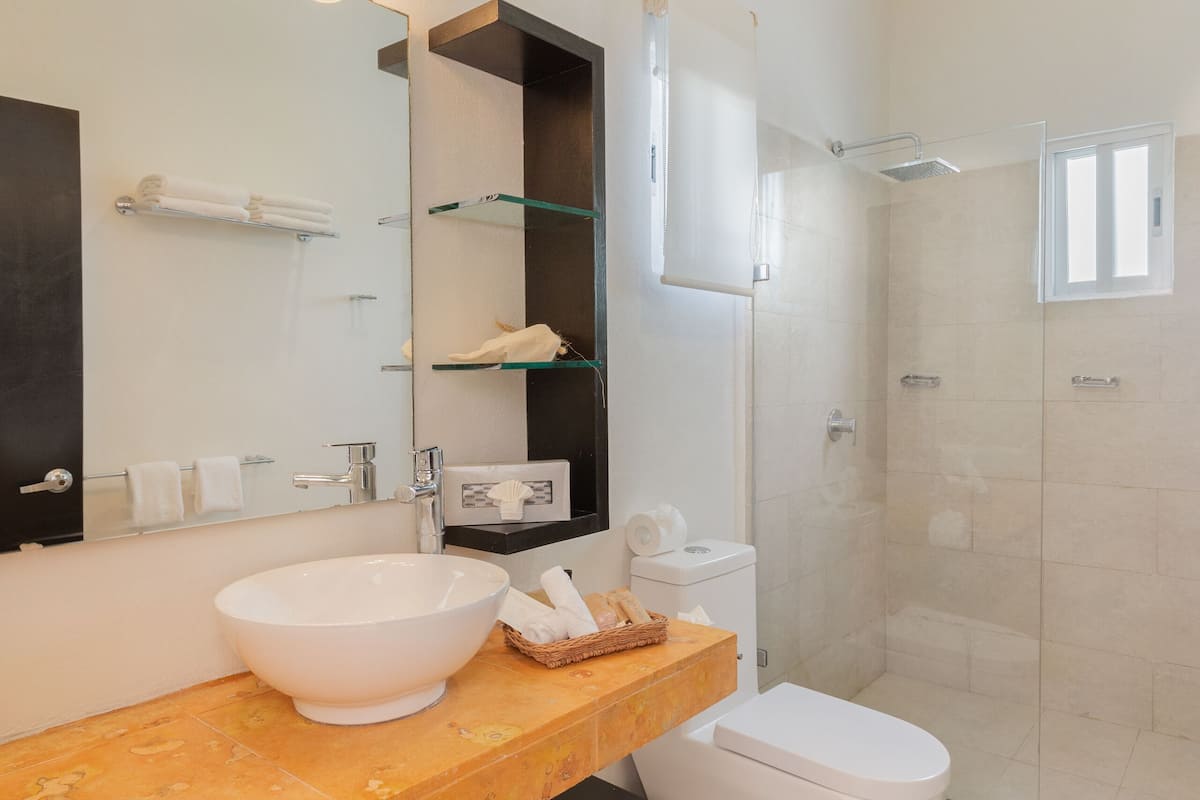 suite garden view | bathroom | shower, rainfall showerhead, free toiletries, hair dryer