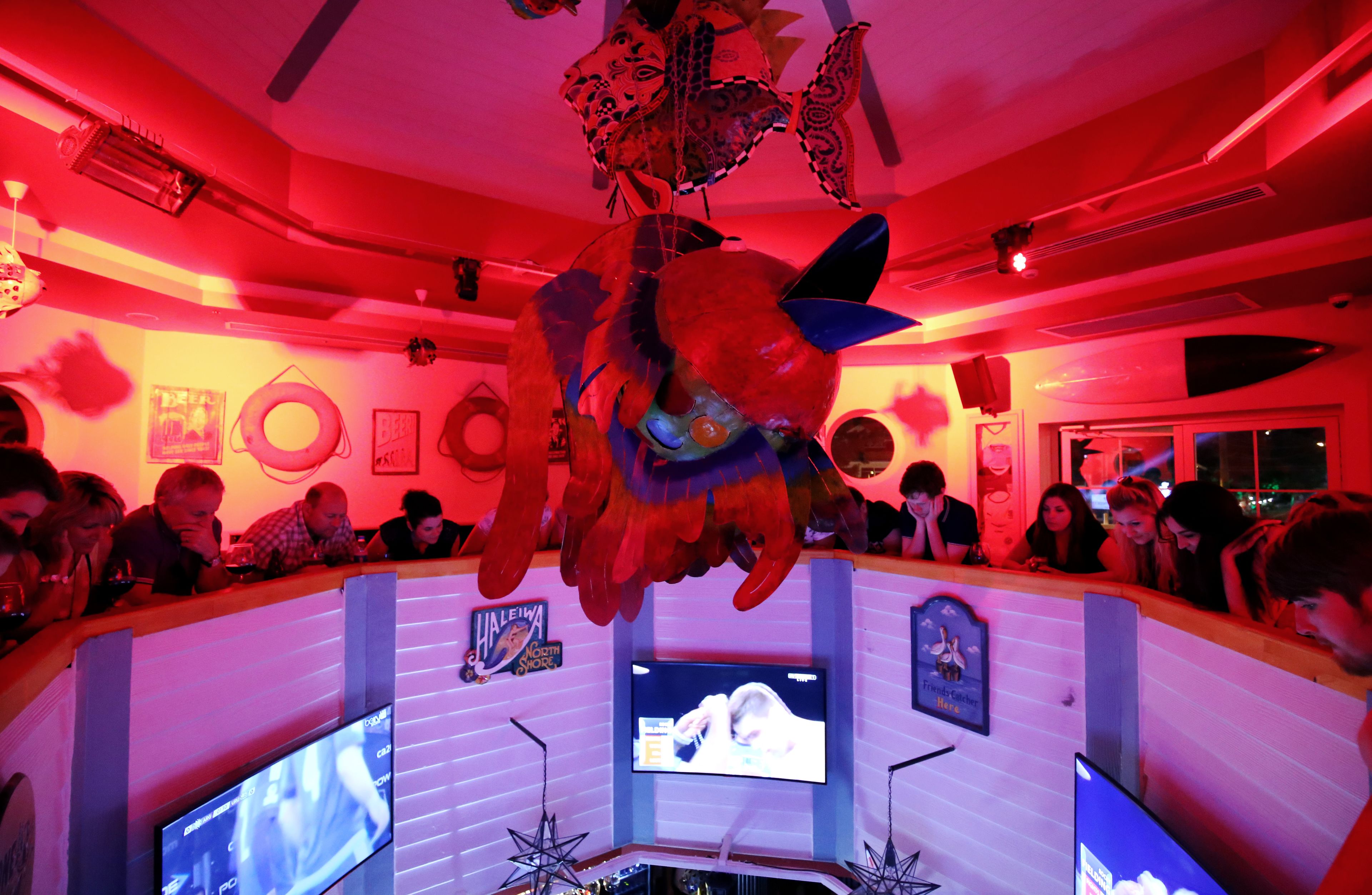 2 bars/lounges, poolside bar