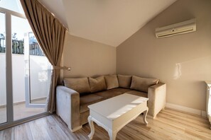 Deluxe Suite, Outdoor Jacuzzi with Roof Top | Living area