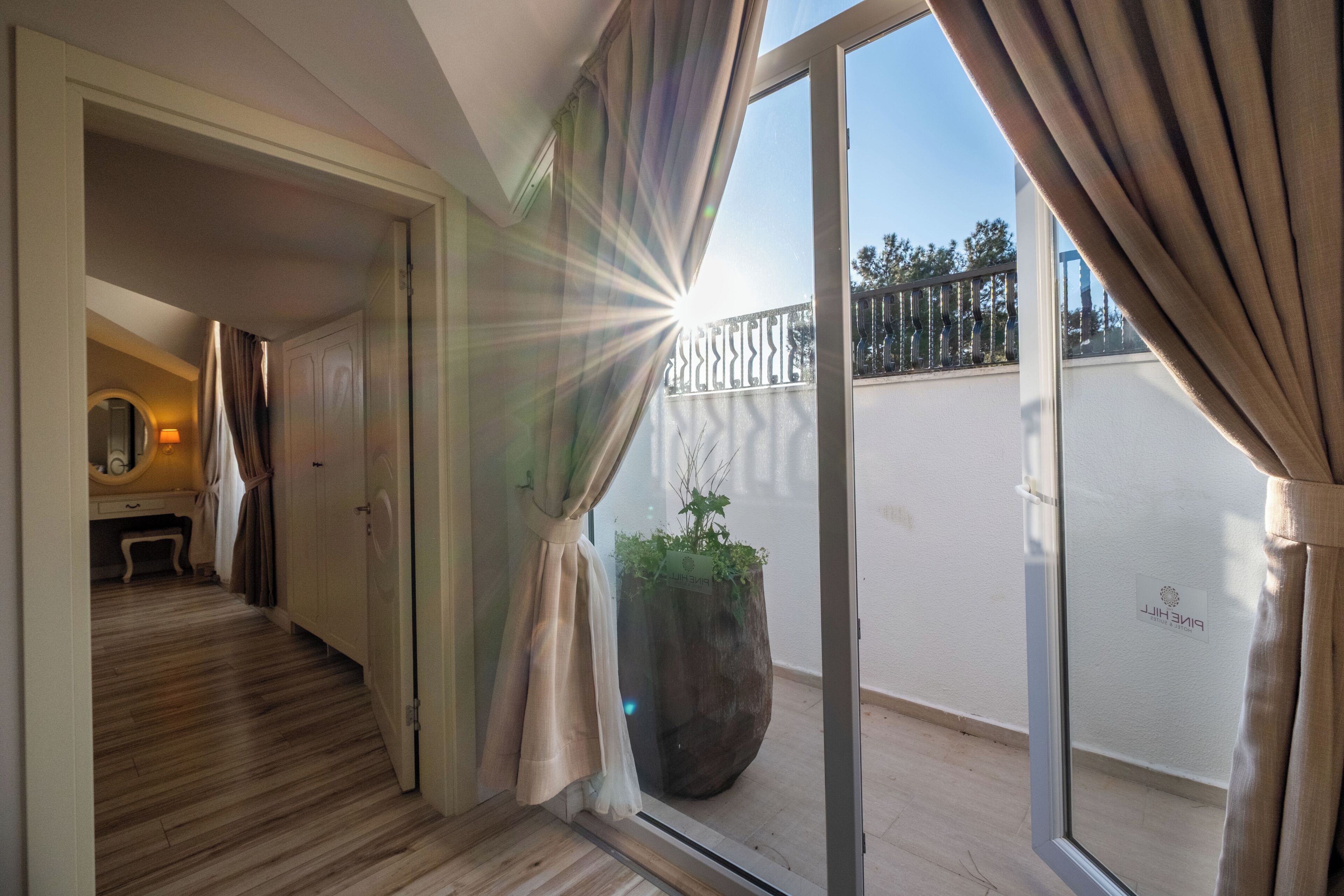 deluxe suite, outdoor jacuzzi with roof top | 1 bedroom, in-room safe, soundproofing