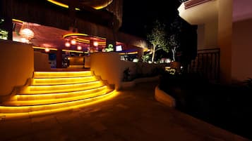 2 bares o lounges, bar junto a la alberca