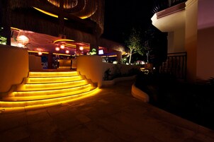 2 间酒吧/酒廊、池畔酒吧