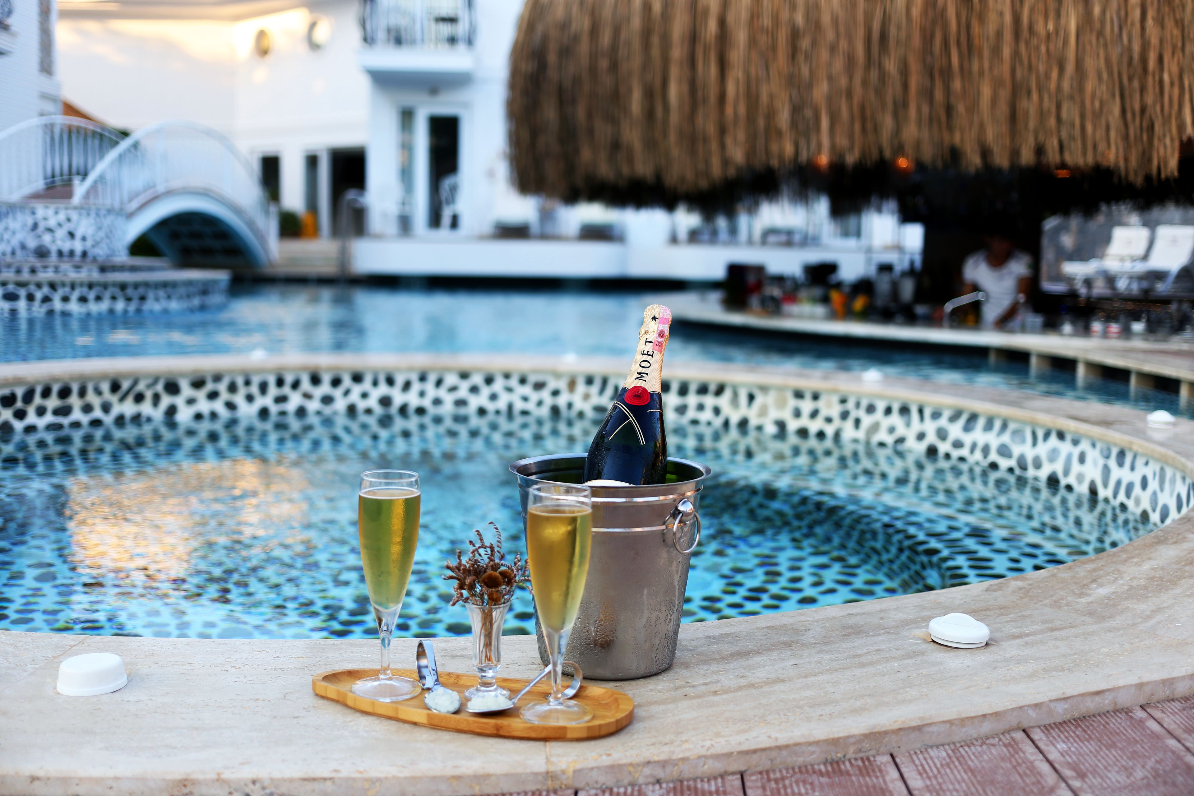 2 outdoor pools, pool loungers