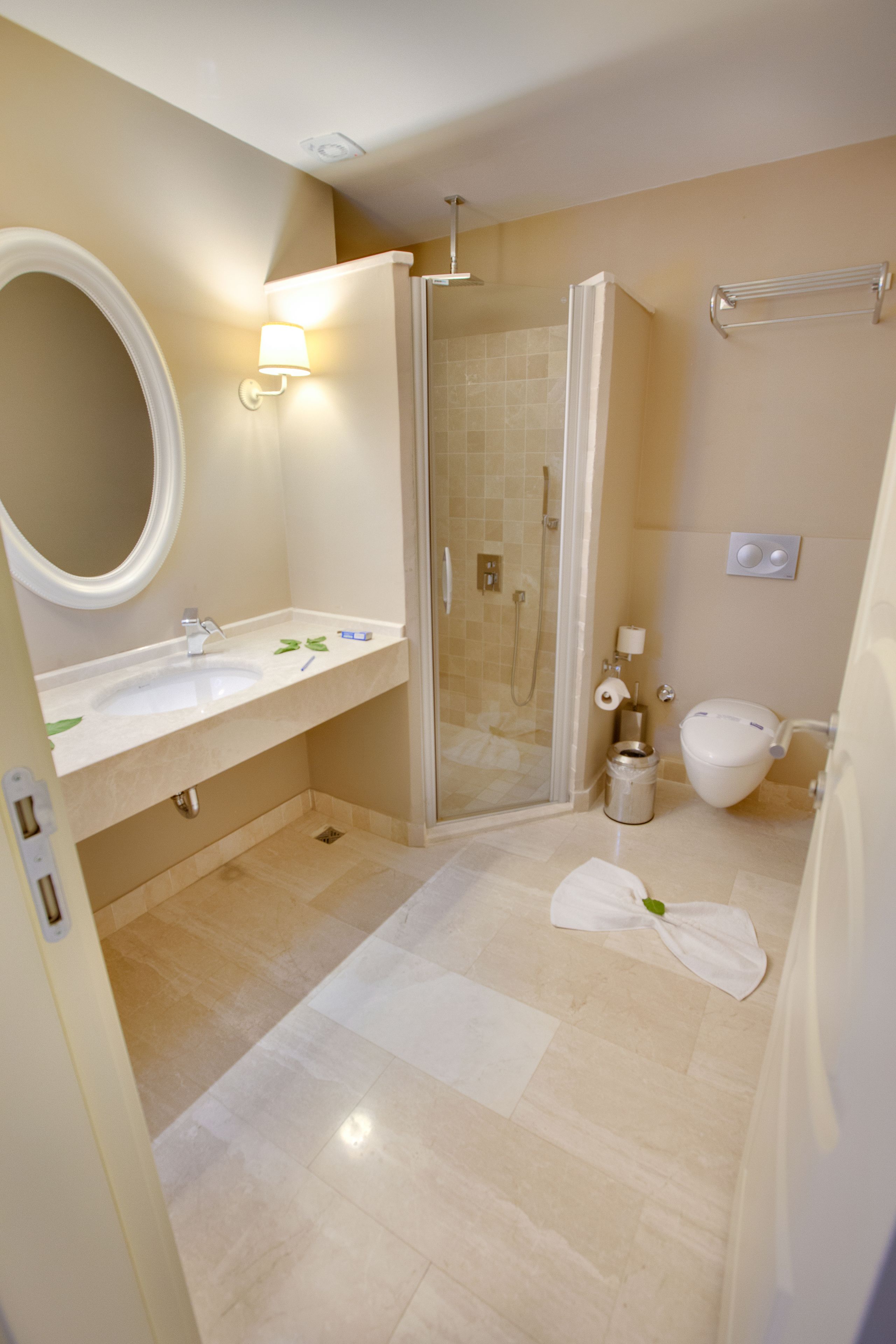 Une salle de bain avec douche, toilettes et lavabo.