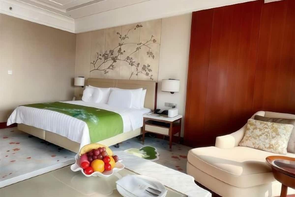 Premium bedding, down comforters, in-room safe, blackout drapes