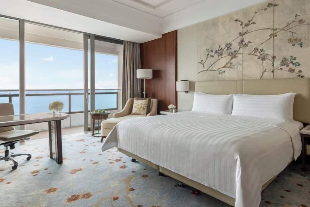 Peralatan tempat tidur premium, gebar bulu kapas, peti besi dalam bilik