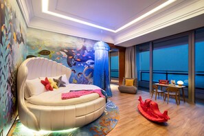 Luxe beddengoed, donsdekens, een kluis op de kamer