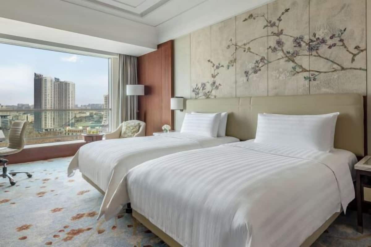 Peralatan tempat tidur premium, gebar bulu kapas, peti besi dalam bilik
