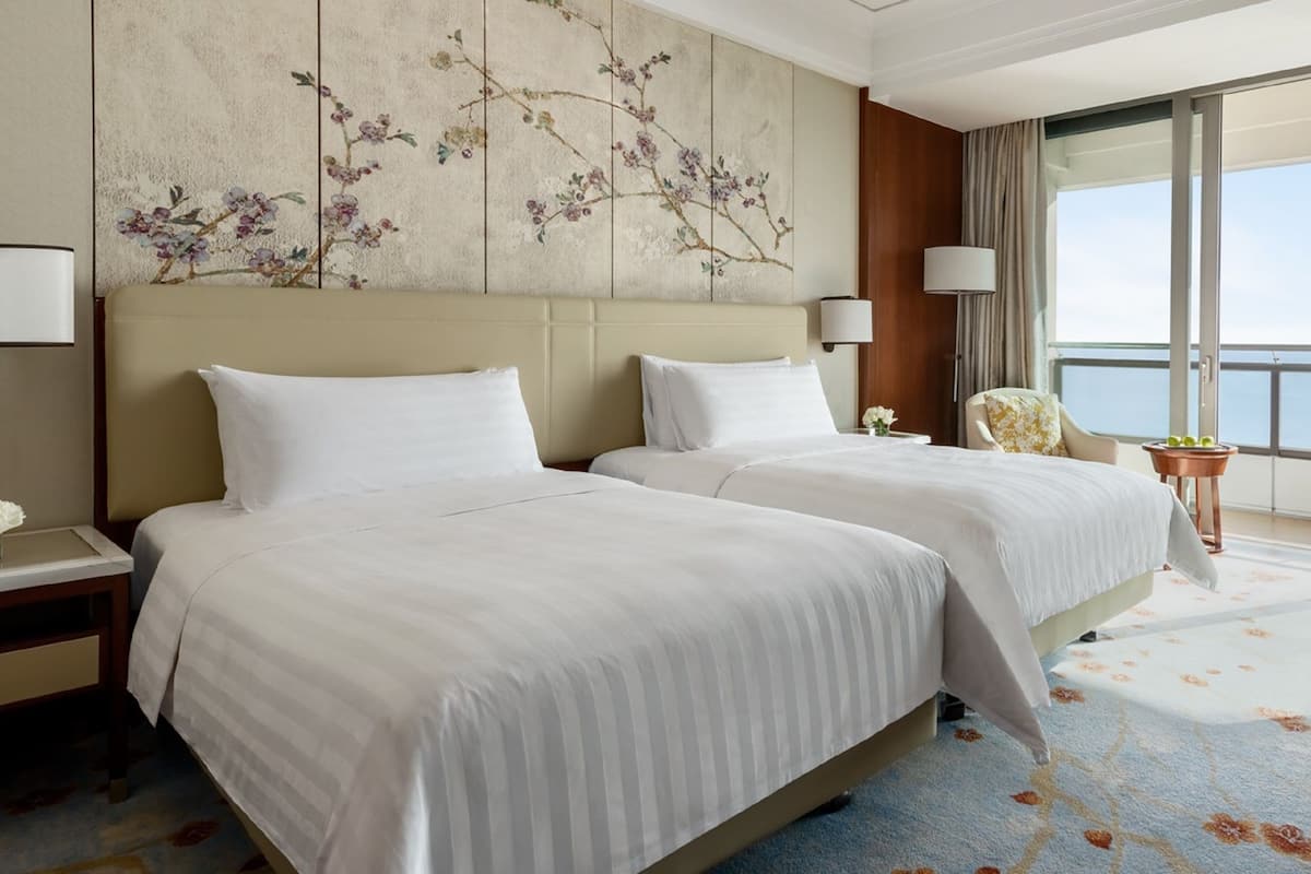 Peralatan tempat tidur premium, gebar bulu kapas, peti besi dalam bilik