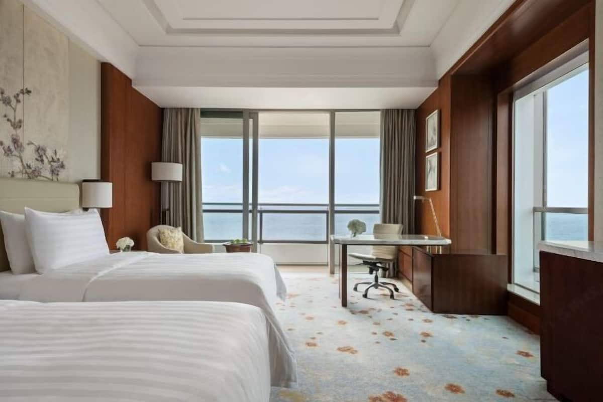 Peralatan tempat tidur premium, gebar bulu kapas, peti besi dalam bilik