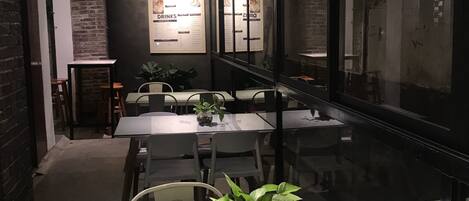 朝食、ランチ、ディナーに営業 (モダン ヨーロッパ料理)