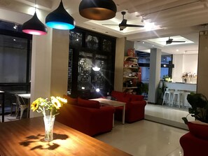 Frühstück, Mittagessen, Abendessen, moderne, europäische Küche 