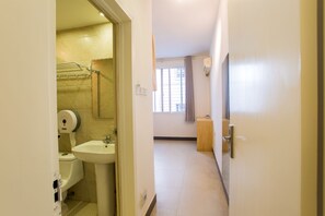 Sovsal | Badrum | Dusch, regndusch, tofflor och handdukar