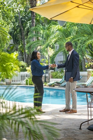 Outdoor pool, pool loungers - Le Plaza Hotel (Port-au-Prince)