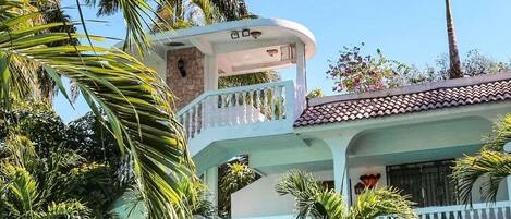 Piscina externa, espreguiçadeiras