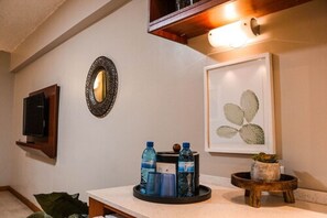 Junior Room | Living area | TV - Le Plaza Hotel (Port-au-Prince)