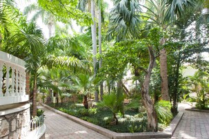 2 间餐厅，供应早餐、午餐和晚餐，本地与国际菜