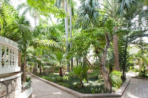 2 restaurants, breakfast, lunch served; local and international cuisine - Le Plaza Hotel (Port-au-Prince)