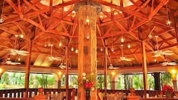 2 restaurants, spécialités Cuisine locale et internationale