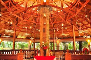 2 间餐厅，供应早餐、午餐和晚餐，本地与国际菜