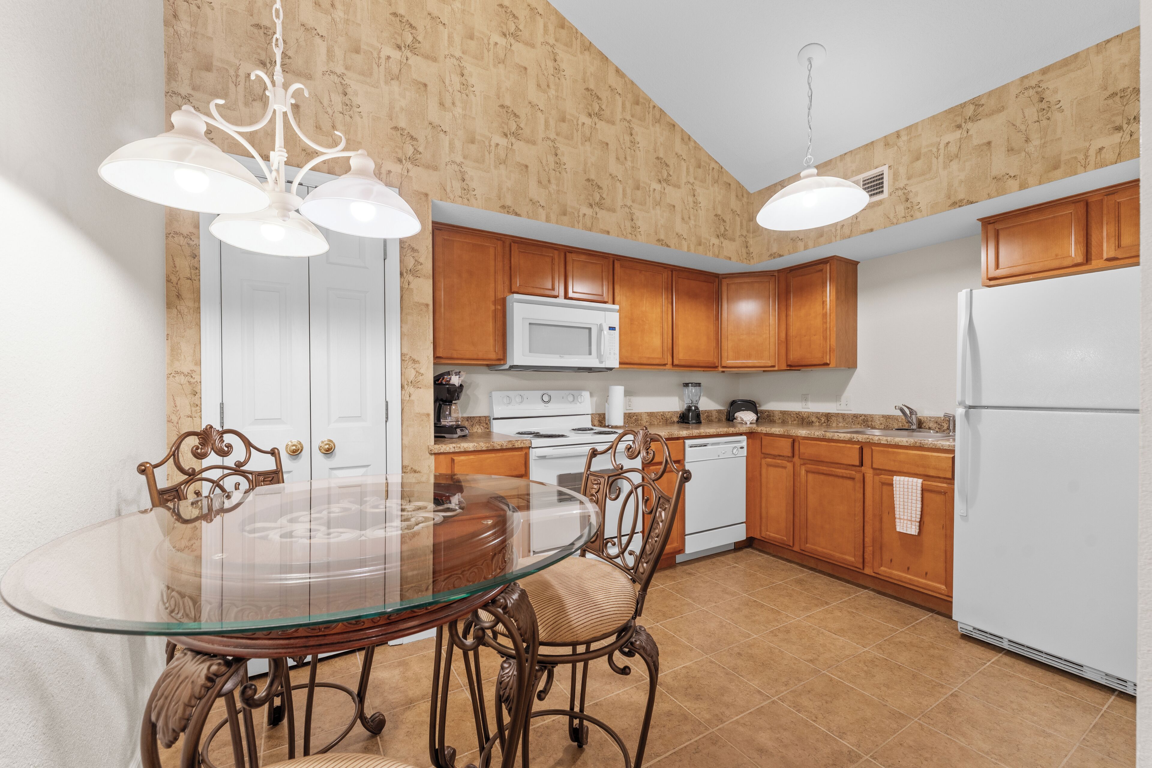 Full-size fridge, microwave, oven, stovetop