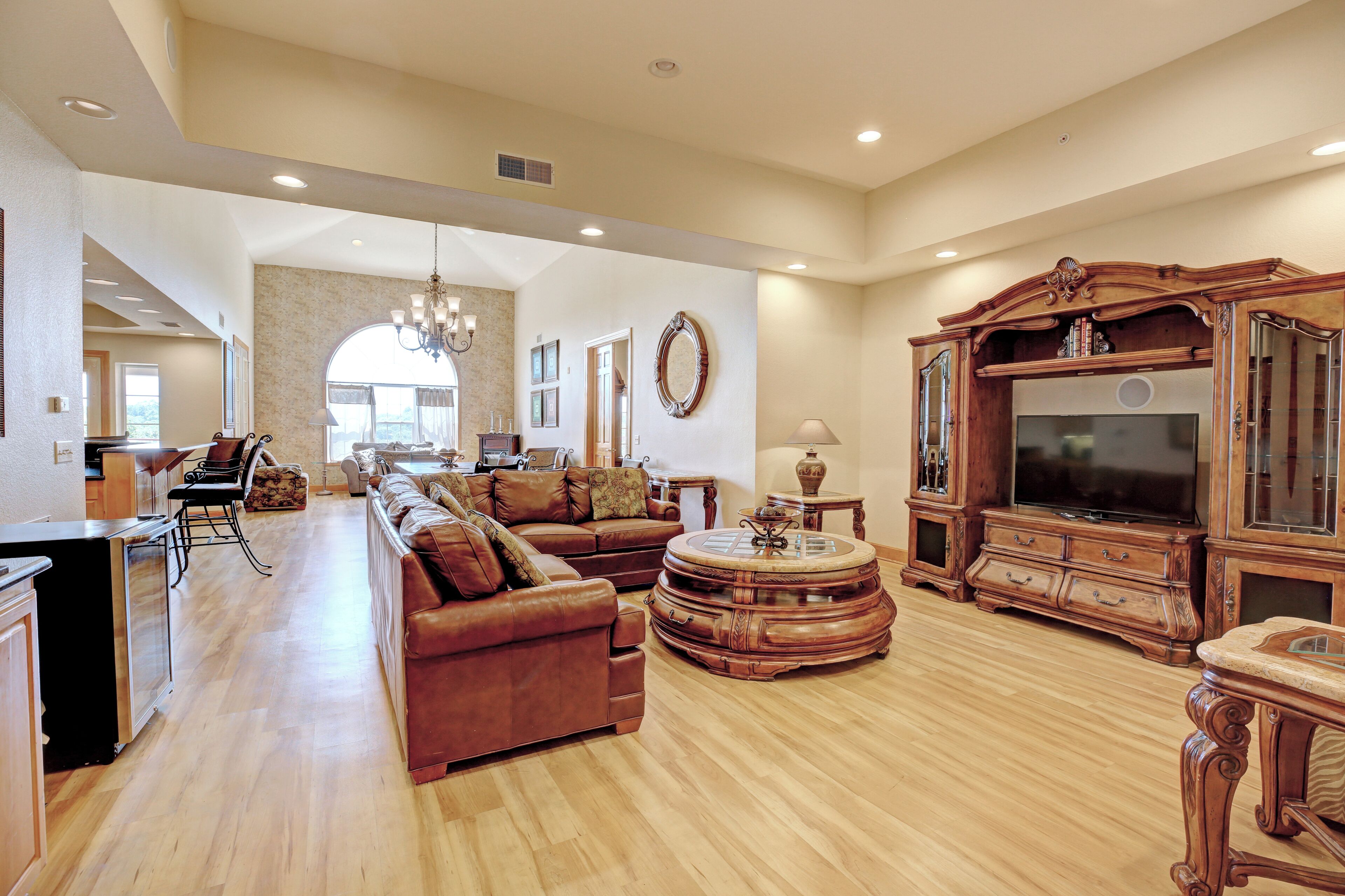 Royal Condo, 3 Bedrooms, Balcony | Iron/ironing board, free WiFi, bed sheets, wheelchair access