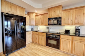 Refrigerador con freezer, microondas, horno, placa de cocina