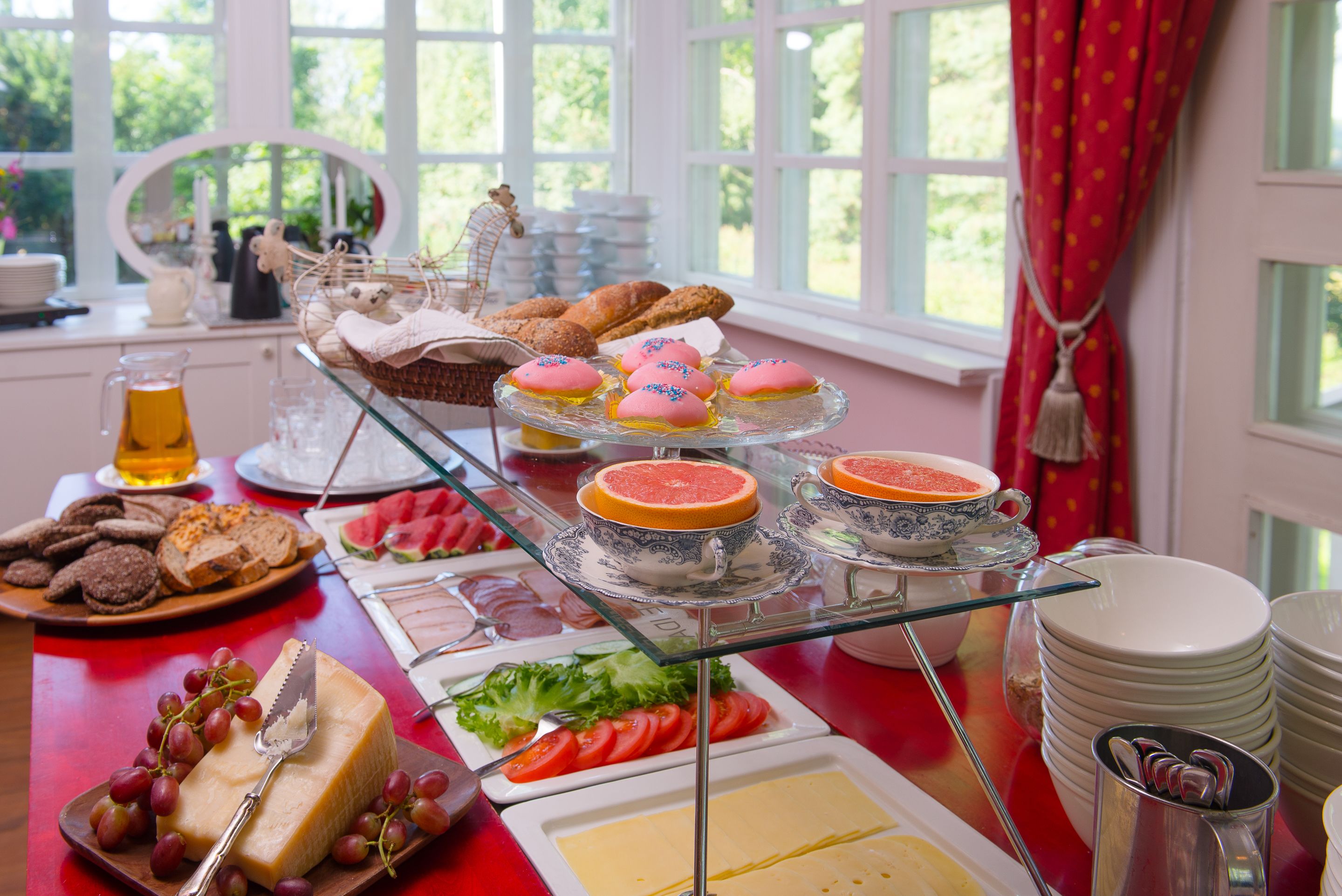 อาหารเช้าแบบบุฟเฟ่ต์ทุกวัน (EUR 7 ต่อคน)