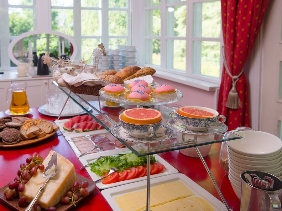 Un buffet della colazione con diversi cibi e una vetrina.