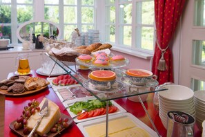 Bữa sáng buffet hàng ngày với phụ phí nhỏ 