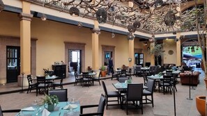 供應早餐、午餐；多國菜；室外用餐