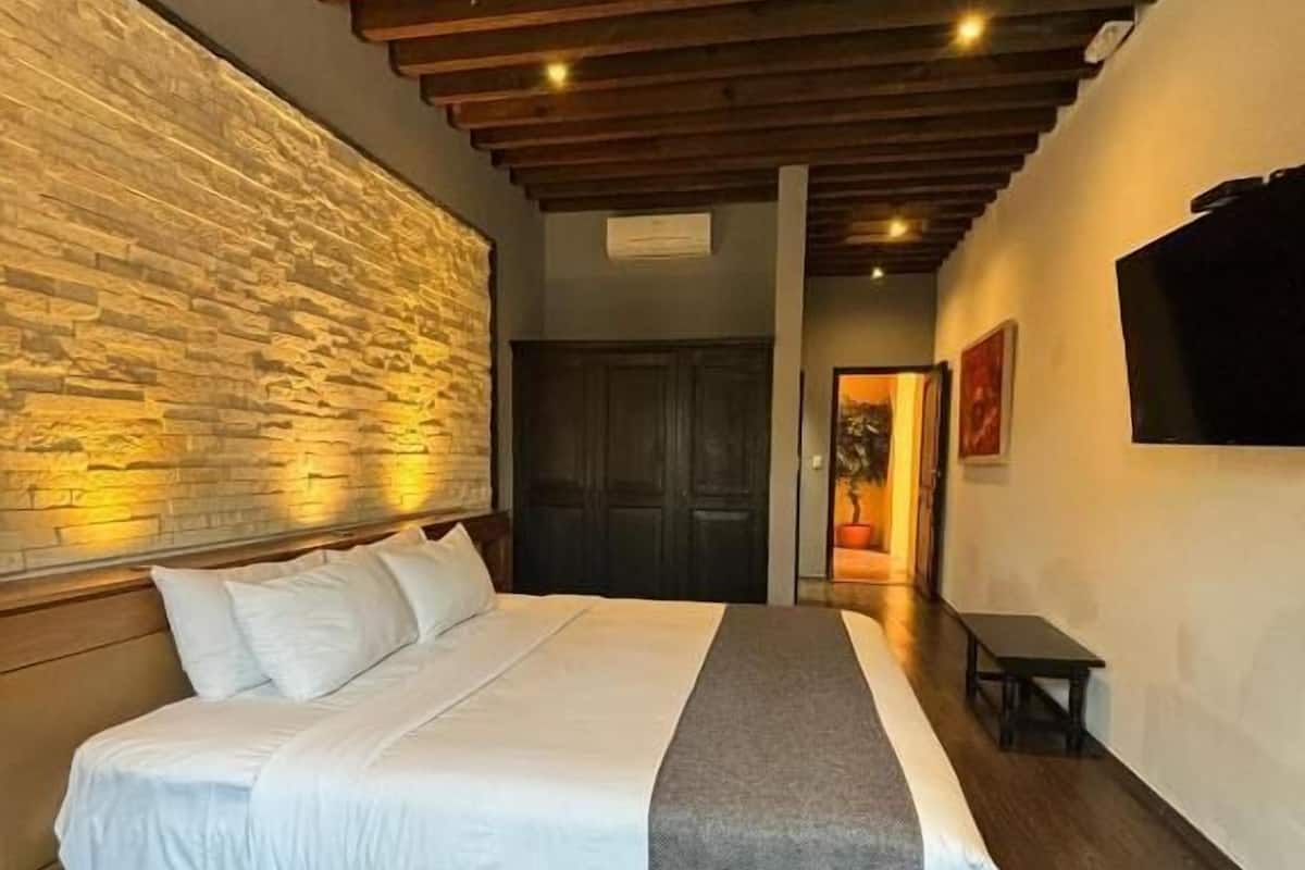 Deluxe-Zimmer, 1 King-Bett | Zimmersafe, Schreibtisch, Bügeleisen/Bügelbrett, kostenloses WLAN